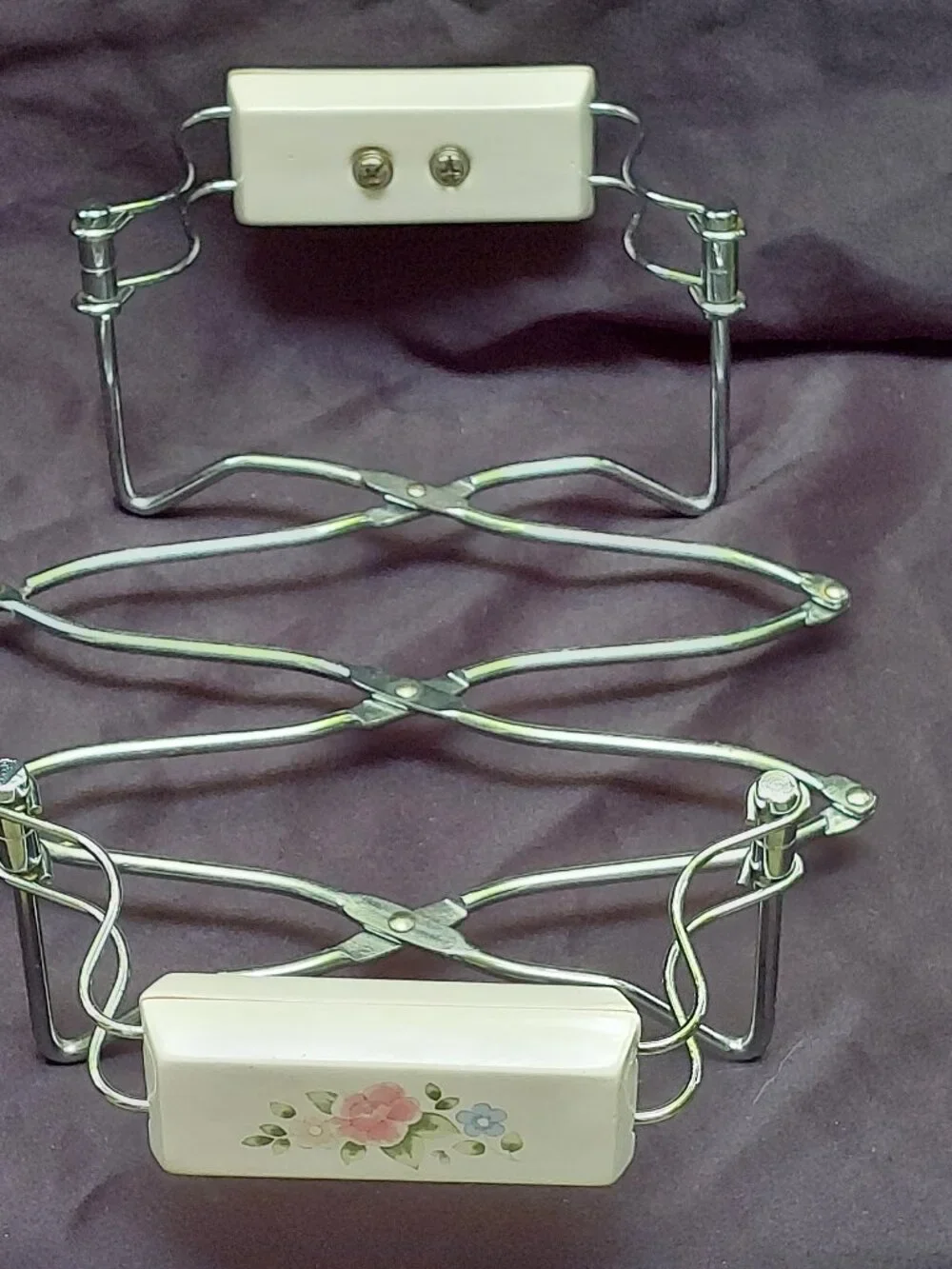 Pfaltzgraff Tea Rose Steel Adjustable Accordion Casserole Holder